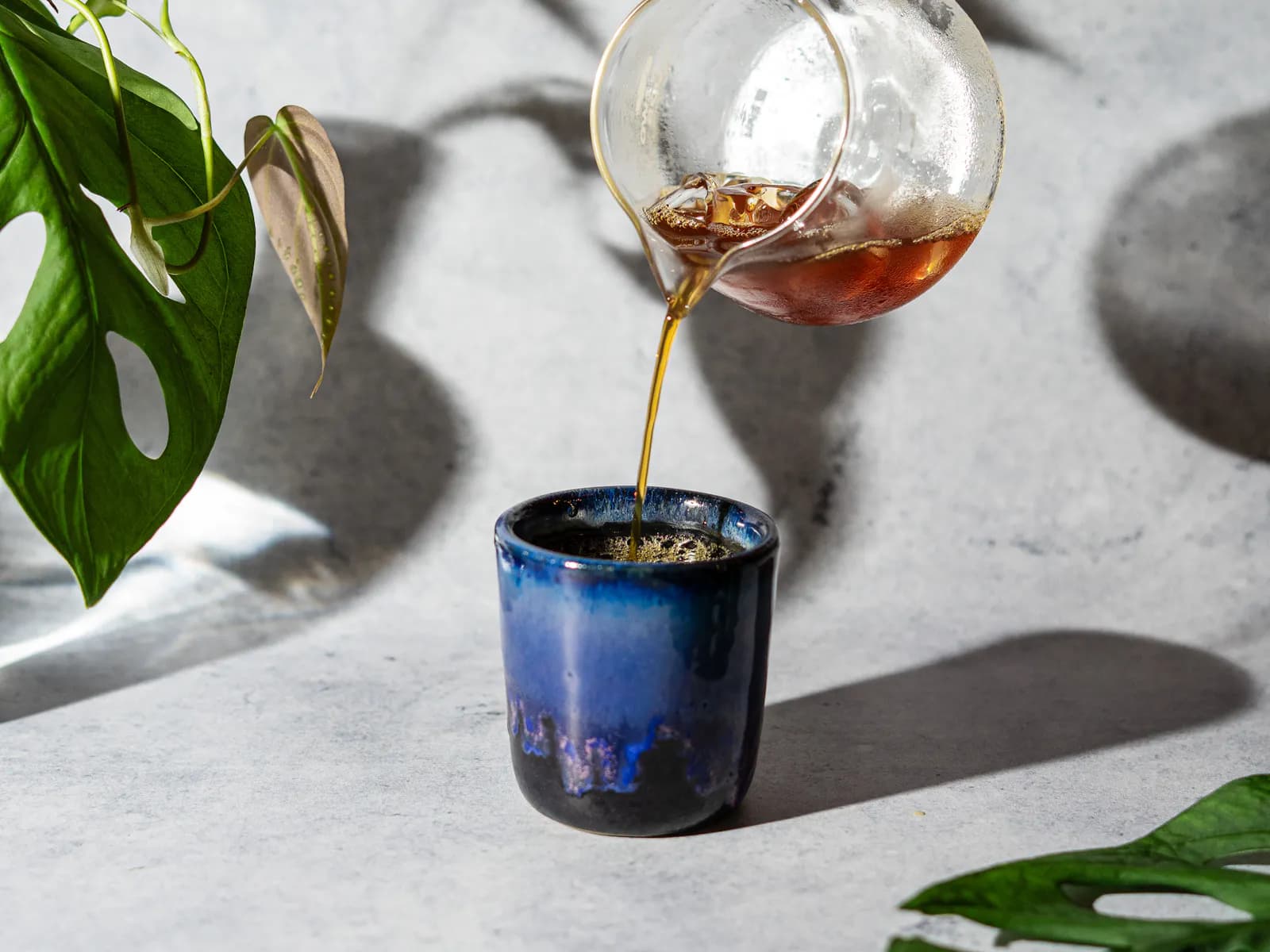 Příprava čaje v tradičním čajovém servisu